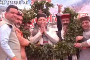 सांकरी में केदारकांठा शीतकालीन महोत्सव में शामिल हुए CM धामी, पर्यटक दल को हरी झंडी दिखाकर किया रवाना 