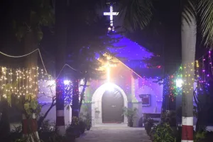 Christmas Eve को लेकर उत्साह का माहौल:रोशन हुए चर्च, गूंजीं कैरोल की मधुर धुनें