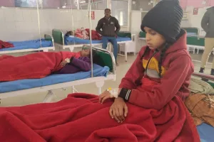 सीतापुर :  कस्तूरबा स्कूल में छात्राओं की हालत बिगड़ी, दो लखनऊ रेफर! डीएम ने बैठाई जांच 