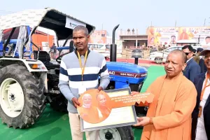 यूपी में अब 'खेत पर होगी खेती की बात' किसानों के बीच पहुंचे मुख्यमंत्री योगी आदित्यनाथ 