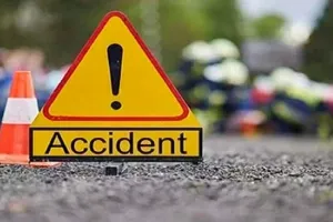  यूपी के कुशीनगर में सड़क हादसा : तेज रफ़्तार वाहन की टक्कर से बाइक सवार व्यक्ति की मौत, एक अन्य घायल 