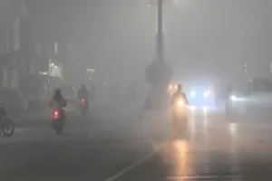 दिल्ली में जहरीला कोहरा: AQI का स्तर बहुत खराब, दृश्यता 50 मीटर से भी कम 