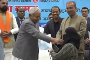 बिहार :  CM नीतीश की अजीबोगरीब हरकत, महिला डॉक्टर के चेहरे से हटाया हिजाब, कांग्रेस और राजद ने साधा निशाना