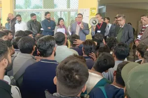 बाराबंकी :  यूनिवर्सिटी में हंगामा और धक्कामुक्की, विवाद जस का तस, बहाना अटेंडेन्स का, असल मुद्दा एडवांस फीस