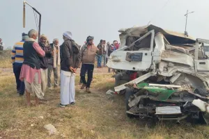 हमीरपुर : टूरिस्ट बस की टक्कर से बोलेरो के परखच्चे उड़े, चार की मौत 