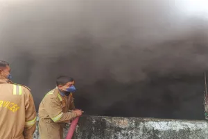कानपुर : सोहन लाल कंपाउंड में बहुमंजिली इमारत में आग, फायरब्रिगेड ने पाया काबू
