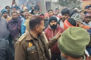 बदायूं : प्रभात फेरी निकालने को लेकर विवाद, दो पक्ष आमने-सामने
