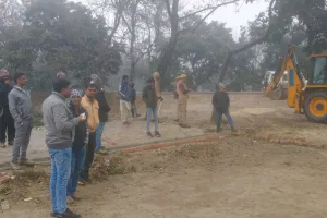 रामपुर : रामपुर-शाहबाद मार्ग पर अवैध कालोनियों पर गरजी जेसीबी