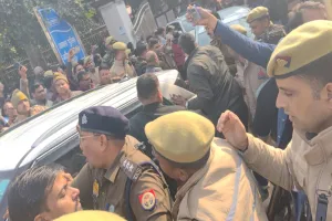 Bareilly : भारी हंगामे के बीच कार में बैठाकर अलंकार अग्निहोत्री को एडीएम कंपाउंड से ले जाया गया, समर्थकों ने बताया लोकतंत्र की हत्या