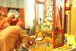 गोरखनाथ मंदिर में उमड़ा भक्तों का हुजूम : सीएम योगी ने अर्पित की गुरु गोरखनाथ को आस्था की खिचड़ी