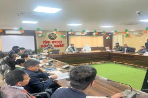 बाराबंकी : निर्माण कार्यों में लापरवाही पर होगी कड़ी कार्रवाई, डीएम ने अधिकारियों के कसे पेंच