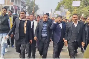 अमेठी : SDM मुसाफिरखाना के खिलाफ लामबंद हुए अधिवक्ता, सैकड़ों की संख्या में सड़क पर उतरे, लगाया भ्रष्टाचार का आरोप