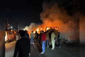 UP: मुरादाबाद रोड पर पराली भरी ट्रैक्टर ट्रॉली में आग लगने से अफरा-तफरी, सड़क पर लगा जाम