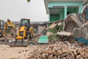 UP: सलेमपुर सलार में बुलडोजरों ने ध्वस्त किया मदरसा...करोड़ों की सरकारी जमीन पर था कब्जा