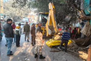 Bareilly : नगर निगम की बुलडोजर कार्रवाई को लेकर नोक-झोंक