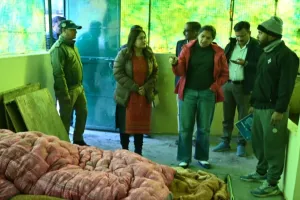 उत्तराखंड : मुनि की रेती में व्यवस्थाओं का डीएम ने लिया जायजा, रैन बसेरा में ठहरे बीमार व्यक्ति के इलाज के दिये निर्देश 