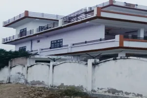 बाराबंकी : प्रधान पति की कोठी अवैध घोषित, 3.60 लाख का जुर्माना