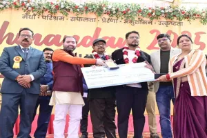 बाराबंकी : मेधावियों का अभिनंदन समारोह, 52 छात्र-छात्राएं सम्मानित, मंत्री सतीश शर्मा रहे मौजूद