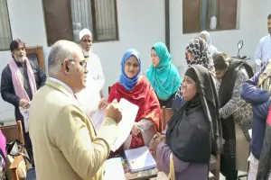 कानपुर : GGIC समेत कई बूथों पर BLO का कार्य देखने पहुंचे डीएम, मतदाताओं से भी किया संवाद 