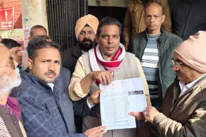 कानपुर : गोविंद नगर में सीवर लाइन डालने का विरोध, डीएम को सौंपा ज्ञापन