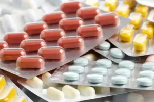 जालौन के कदौरा में नहर में बहती मिलीं लाखों की सरकारी दवाएं, अधिकारियों में हड़कंप