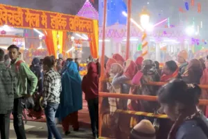 आस्था व मनोरंजन और रोजगार का संगम बना खिचड़ी मेला, गोरखनाथ मंदिर में श्रद्धालुओं का लगा ताता