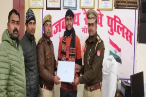गोंडा : बरौनी-लखनऊ एक्सप्रेस में गुम हुआ बैग पुलिस ने लौटाया