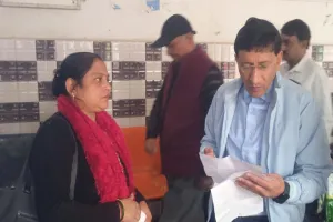 कानपुर हैलट : निरीक्षण में प्राचार्य को पर्चे पर लिखी मिली बाहर की दवा और जांच, डॉक्टर पर होगी कार्रवाई 