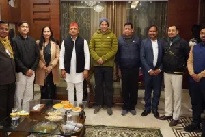 अखिलेश यादव पहुंचे प्रतापगढ़ सांसद डॉ. एसपी के आवास, जाना कुशलक्षेम
