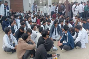 बाराबंकी : वार्डन ने साथियों संग छात्र को जमकर पीटा, छात्रों ने किया जमकर हंगामा