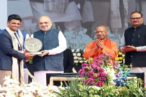 यूपी दिवस : मुख्यमंत्री युवा उद्यमी विकास अभियान में बेहतर प्रदर्शन करने वाले पांच जिलाधिकारी सम्मानित 