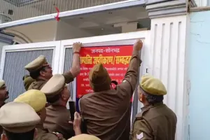 कोडीन युक्त कफ सिरप मामले में पुलिस की बड़ी कार्रवाई, अभियुक्त भोला के मकान पर चस्पां किया कुर्की का नोटिस 
