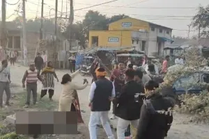 हरदोई : प्रधान प्रतिनिधि के इशारे पर अधिवक्ता के पति को कार से खिंचकर पीटा, लखनऊ ट्रामा सेंटर में भर्ती