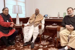 'नाराजगी' के बीच संसद भवन में खरगे और राहुल गांधी से मिले शशि थरूर, कहा- हम साथ-साथ हैं 