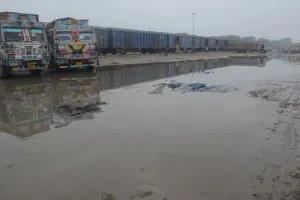 कानपुर : रेलवे को करोड़ों का राजस्व देने वाला सीपीसी गोदाम बना तालाब, जलभराव के बीच ट्रकों में लादे व उतारे जाते हैं माल