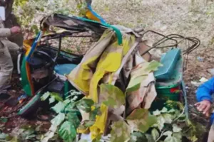 आगरा में रफ्तार का कहर : कैंटर ने दो ऑटो रिक्शा को रौंद, 5 लोगों की मौत, चार घायल 