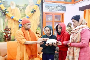 गोरखपुर : पत्रकार विवेक अस्थाना के परिवार को मुख्यमंत्री योगी ने दिया आर्थिक संबल, हृदयाघात से हुआ था निधन