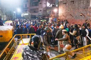 तुर्कमान गेट पथराव मामला : दिल्ली पुलिस ने की तीन और लोगों की गिरफ्तारी, अब तक 16 लोग गिरफ्तार