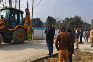 Rampur : आरडीए ने 20 बीघा जमीन पर हुई अवैध प्लाटिंग कर बने मकान और बाउंड्री गिराई