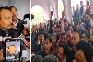 Bareilly: धरने पर डटे अलंकार अग्निहोत्री...बोले-जिलाधिकारी को जो जवाब देना है यहीं आकर दें