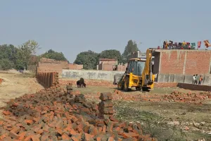 Bareilly: किला छावनी में अवैध कॉलोनी ध्वस्त, बिना नक्शा पास कराए 10 बीघा में हो रही थी प्लॉटिंग