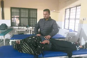 Moradabad: अधिक स्क्रीन टाइम बढ़ा रहा सर्वाइकल की परेशानी, जिला अस्पताल में मरीज दोगुना