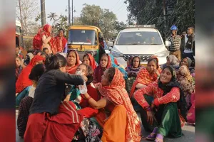 Bareilly : पोस्टमार्टम हाउस के बाहर शव रखकर लगाया जाम, मारपीट में घायल युवक की मौत के बाद आक्रोश