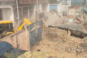 UP: बिछोली में ग्राम प्रधान सहित पांच ग्रामीणों के मकान किए ध्वस्त, अभी कई और घर टूटेंगे