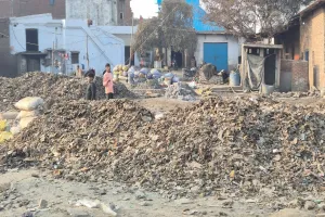 Moradabad : अनदेखी...अंधेरे में जलाया जा रहा ई-कचरा, स्थानीय लोगों की शिकायत पर कचरा कारोबारी करते हैं झगड़ा