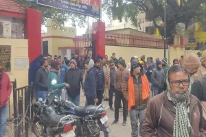 लखीमपुर खीरी: टीजी-टू की मौत पर बवाल, कर्मचारियों ने डीएम कार्यालय व कोतवाली घेरी