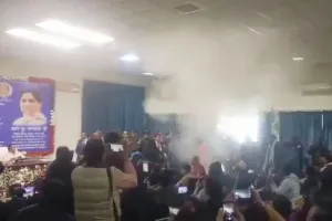 Video : मायावती की प्रेस कांफ्रेंस में शार्ट सर्किट से कमरे में भरा धुंआ, मची अफरातफरी