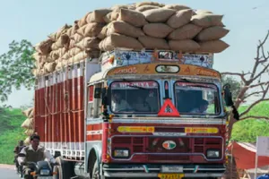 Lucknow News: ओवरलोड ट्रकों को पास कराने वाले तीन एआरटीओ प्रवर्तन निलंबित