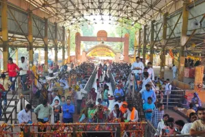 नए साल पर लगा भक्तों का तांता : दो लाख भक्तों ने दिए चंद्रिका देवी के दर्शन, सुबह चार बजे से ही लग गई थीं लंबी लंबी लाइनें