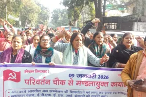 आशा कर्मियों का परिवर्तन चौक पर प्रदर्शन, 14 सूत्रीय मांगों को लेकर मुख्यमंत्री के नाम सौंपा ज्ञापन